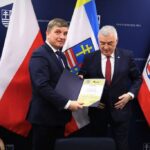 09.12.2021. Kielce. Pierwsze posiedzenie Kapituły XIV edycji Nagrody „Świętokrzyska Victoria”. Na zdjęciu (od lewej): Andrzej Pruś - przewodniczący Sejmiku Województwa Świętokrzyskiego i Andrzej Bętkowski - marszałek województwa świętokrzyskiego / swietokrzyskie.pro