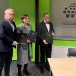 01.12.2021. Kielce. Podpisanie umowy między Zespołem Szkół Elektrycznych a Kieleckim Parkiem Technologicznym oraz programistyczną firmą Altar. Na zdjęciu (od lewej): Waldemar Cichacz - prezes firmy Altar, Justyna Lichosik - dyrektor KPT, Waldemar Zaucha - dyrektor Zespołu Szkół Elektrycznych / Daniel Lenart / Radio Kielce