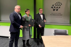 01.12.2021. Kielce. Podpisanie umowy między Zespołem Szkół Elektrycznych a Kieleckim Parkiem Technologicznym oraz programistyczną firmą Altar. Na zdjęciu (od lewej): Waldemar Cichacz - prezes firmy Altar, Justyna Lichosik - dyrektor KPT, Waldemar Zaucha - dyrektor Zespołu Szkół Elektrycznych / Daniel Lenart / Radio Kielce