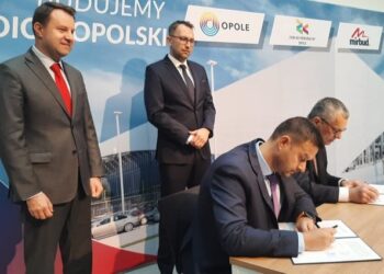 Podpisanie umowy na budowę nowego stadionu piłkarskiego w Opolu / Mariusz Chałupnik / Radio Opole