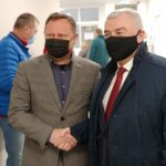 03.12.2021. Kielce. Punkt szczepień przy ul. Prostej. Na zdjęciu (od lewej): poseł Andrzej Szejna i Andrzej Bętkowski - marszałek województwa / Marcin Marszałek / Radio Kielce