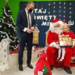 06.12.2021. Kazimierza Wielka. Mikołajki z ministrem Michałem Cieślakiem. Na zdjęciu (po lewej): minister Michał Cieślak / Marcin Marszałek / Radio Kielce