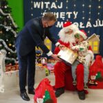 06.12.2021. Kazimierza Wielka. Mikołajki z ministrem Michałem Cieślakiem. Na zdjęciu (po lewej): minister Michał Cieślak / Marcin Marszałek / Radio Kielce