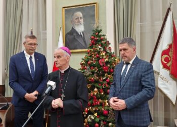 16.12.2021. Kielce. Sesja rady miasta. Na zdjęciu (od lewej): Bogdan Wenta - prezydent Kielc, biskup Marian Florczyk, Jarosław Karyś - przewodniczący Rady Miasta Kielce / Marcin Marszałek / Radio Kielce