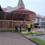 18.12.2021. Piekoszów. Budowa szopki bożonarodzeniowej / Marcin Marszałek / Radio Kielce