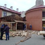 18.12.2021. Piekoszów. Budowa szopki bożonarodzeniowej / Marcin Marszałek / Radio Kielce