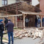 18.12.2021. Piekoszów. Budowa szopki bożonarodzeniowej / Marcin Marszałek / Radio Kielce