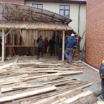 18.12.2021. Piekoszów. Budowa szopki bożonarodzeniowej / Marcin Marszałek / Radio Kielce