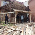 18.12.2021. Piekoszów. Budowa szopki bożonarodzeniowej / Marcin Marszałek / Radio Kielce