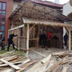 18.12.2021. Piekoszów. Budowa szopki bożonarodzeniowej / Marcin Marszałek / Radio Kielce