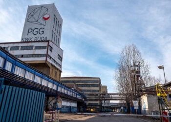 04.12.2021. Ruda Śląska. Teren Kopalni Węgla Kamiennego Bielszowice w Rudzie Śląskiej. Po wstrząsie w kopalni Bielszowice w wyrobisku, w którym poszukiwani są dwaj górnicy doszło do zawału skał na odcinku kilkudziesięciu metrów. Ratownicy starają się dotrzeć do zaginionych, przebierając gruzowisko / PAP/Hanna Bardo