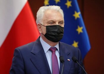 07.12.2021. Warszawa. Wiceminister zdrowia Waldemar Kraska podczas konferencji prasowej w siedzibie Ministerstwa Zdrowia / PAP/Wojciech Olkuśnik