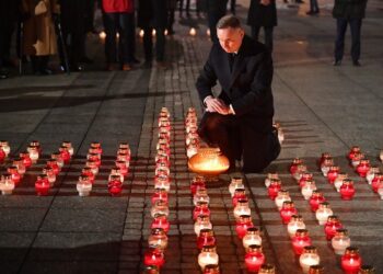 13.12.2021. Warszawa. Prezydent RP Andrzej Duda podczas uroczystości zapalenia "Światła Wolności" na Placu Marszałka Józefa Piłsudskiego / PAP/Radek Pietruszka