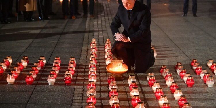 13.12.2021. Warszawa. Prezydent RP Andrzej Duda podczas uroczystości zapalenia "Światła Wolności" na Placu Marszałka Józefa Piłsudskiego / PAP/Radek Pietruszka