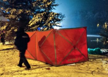 13.12.2021. Wolbrom. Służby na miejscu zdarzenia nad stawem, gdzie pod czterema młodymi mężczyznami załamał się lód / PAP/Art Service 2