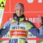 18.12.2021. Engelberg, Szwajcaria Karl Geiger podczas dekoracji. Niemiec Karl Geiger wygrał zawody Pucharu Świata w skokach narciarskich / PAP/Grzegorz Momot