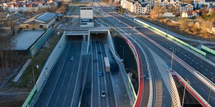 21.12.2021. Warszawa. Na zdjęciu z drona wjazd do nowo otwartego tunelu ursynowskiego odcinka Południowej Obwodnicy Warszawy / PAP/Leszek Szymański