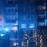 30.12.2021. Opole. Strażacy na miejscu pożaru w bloku mieszkalnym na Osiedlu Armii Krajowej w Opolu. W wyniku zdarzenia śmierć poniosły trzy osoby / PAP/Krzysztof Świderski