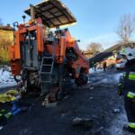 15.12.2021. Grybów. Maszyna wciągnęła pracownika / Ochotnicza Straż Pożarna Siołkowa