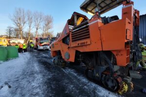 15.12.2021. Grybów. Maszyna wciągnęła pracownika / Ochotnicza Straż Pożarna Siołkowa