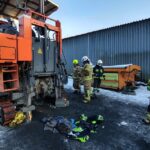 15.12.2021. Grybów. Maszyna wciągnęła pracownika / Ochotnicza Straż Pożarna Siołkowa