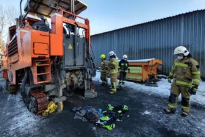 15.12.2021. Grybów. Maszyna wciągnęła pracownika / Ochotnicza Straż Pożarna Siołkowa