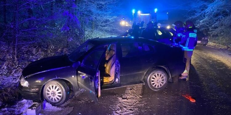 14.12.2021. Żarczyce Duże. Wypadek / KP PSP Jędrzejów / Facebook