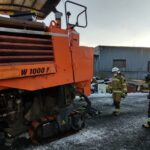 15.12.2021. Grybów. Maszyna wciągnęła pracownika / Ochotnicza Straż Pożarna Siołkowa