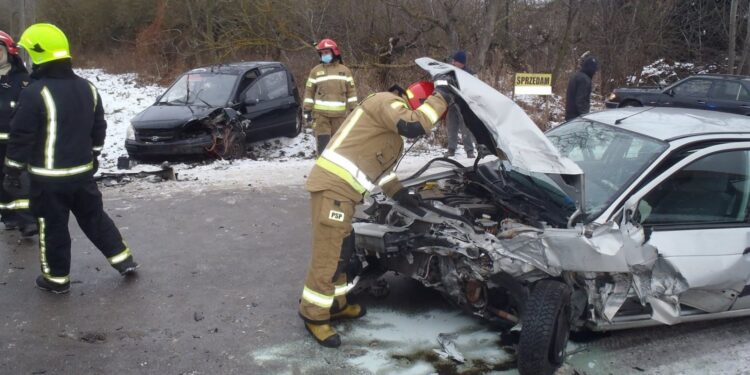 28.12.2021. Chobrzany, gmina Samborzec. Wypadek / KP PSP w Sandomierzu