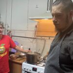 05.12.2021. Gorzyczany. Warsztaty kulinarne. Na zdjęciu: Alicja Wołos -  przewodnicząca Koła Gospodyń Wiejskich w Gorzyczanach i bloger kulinarny Maksymilian Przybylski / Grażyna Szlęzak-Wójcik / Radio Kielce