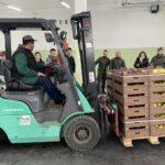 08.12.2021. Sandomierz. Uczniowie  Zespołu Szkół Centrum Kształcenia Rolniczego w Sandomierzu przekazali jabłka dla służb mundurowych / Grażyna Szlęzak-Wójcik / Radio Kielce