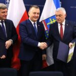 09.12.2021. Kielce. Pierwsze posiedzenie Kapituły XIV edycji Nagrody „Świętokrzyska Victoria”. Na zdjęciu (od lewej): Andrzej Pruś - przewodniczący Sejmiku Województwa Świętokrzyskiego, Robert Jaworski - burmistrz gminy i miasta Chęciny i Andrzej Bętkowski - marszałek województwa świętokrzyskiego / swietokrzyskie.pro