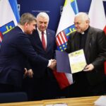 09.12.2021. Kielce. Pierwsze posiedzenie Kapituły XIV edycji Nagrody „Świętokrzyska Victoria”. Na zdjęciu (od lewej): Andrzej Pruś - przewodniczący Sejmiku Województwa Świętokrzyskiego, Andrzej Bętkowski - marszałek województwa świętokrzyskiego i ks. dr Stanisław Słowik - dyrektor Caritas Diecezji Kieleckiej / swietokrzyskie.pro