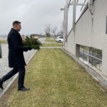 05.12.2021. Sandomierz. Uroczystości 154. rocznicy urodzin marszałka Józefa Piłsudskiego. Na zdjęciu (od lewej): Piotr Chojnacki - wiceprzewodniczący Rady Miasta Sandomierza i Marcin Marzec - burmistrz Sandomierza / Grażyna Szlęzak-Wójcik / Radio Kielce