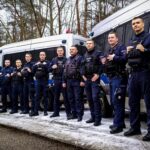 Policjanci z Warszawy uratowali 91-latkę z płonącego domu w Kuźnicy / Policja Podlasie