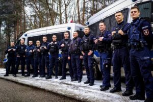 Policjanci z Warszawy uratowali 91-latkę z płonącego domu w Kuźnicy / Policja Podlasie