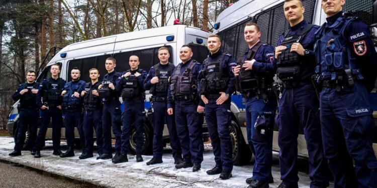 Policjanci z Warszawy uratowali 91-latkę z płonącego domu w Kuźnicy / Policja Podlasie