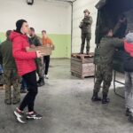 08.12.2021. Sandomierz. Uczniowie  Zespołu Szkół Centrum Kształcenia Rolniczego w Sandomierzu przekazali jabłka dla służb mundurowych / Grażyna Szlęzak-Wójcik / Radio Kielce