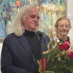 10.12.2021. Sandomierz. BWA. Wystawa pt. „Porównania 30”. Na zdjęciu (od lewej): lewej Cezary Łutowicz - zdobywca I miejsca w konkursie „Porównania 30”, Katarzyna Pisarczyk - dyrektor Biura Wystaw Artystycznych w Sandomierzu / Grażyna Szlęzak-Wójcik / Radio Kielce