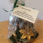 02.12.2021. Sandomierz. Na zdjęciu: stroiki, bombki z różnych materiałów, choinki oraz inne elementy dekoracyjne przygotowane przez rodziców i uczniów Katolickiego Liceum Ogólnokształcącego i Szkoły Podstawowej im. św. Królowej Jadwigi / Grażyna Szlęzak-Wójcik / Radio Kielce