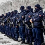 Na zdjęciu: spotkanie funkcjonariuszy, którzy będą służyć na wschodniej granicy się z Komendantem Wojewódzkim Policji w Kielcach nadinsp. dr Jarosławem Kaletą / policja świętokrzyska