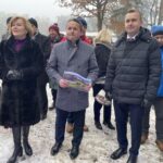 11.12.2021. Golejów. Oddanie do użytku kompleksu jezior. Na zdjęciu (od lewej): Anna Krupka - wiceminister sportu, Leszek Kopeć - burmistrz Staszowa, minister Michał Cieślak / Grażyna Szlęzak-Wójcik / Radio Kielce