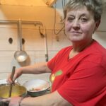 05.12.2021. Gorzyczany. Warsztaty kulinarne. Na zdjęciu: Alicja Wołos -  przewodnicząca Koła Gospodyń Wiejskich w Gorzyczanach / Grażyna Szlęzak-Wójcik / Radio Kielce