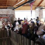 25.12.2021. Brzeziny. Żywa szopka i wspólne śpiewanie / Wiktor Taszłow / Radio Kielce