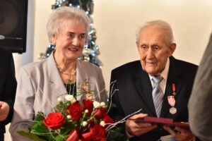 02.12.2021. Końskie. 19 par odebrało prezydencki Medal za Długoletnie Pożycie Małżeńskie. Na zdjęciu: Jerzy i Irena Łabętowiczowie / Magdalena Galas-Klusek / Radio Kielce