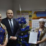 17.12.2021. Opatów. Nagrody dla KGW. Na zdjęciu: Artus Lis - kierownik ARiMR w Opatowie z paniami z KGW Jacentów. Dyplom trzyma Barbara Gromczyk - przewodnicząca koła / Emilia Sitarska / Radio Kielce