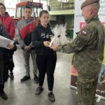 08.12.2021. Sandomierz. Uczniowie  Zespołu Szkół Centrum Kształcenia Rolniczego w Sandomierzu przekazali jabłka dla służb mundurowych / Grażyna Szlęzak-Wójcik / Radio Kielce