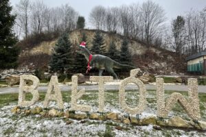 06.12.2021. Bałtów. Allozaur Gerard w mikołajkowym przebraniu / Emilia Sitarska / Radio Kielce