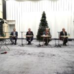 12.12.2021. Studio Polityczne Radia Kielce. Na zdjęciu (od lewej): Radosław Podsiadły - Radio Kielce, Mirosław Gębski - starosta kielecki, Prawo i Sprawiedliwość, Krzysztof Sławiński - Platforma Obywatelska, Czesław Siekierski - Polskie Stronnictwo Ludowe, Sławomir Szarek - Konfederacja, Andrzej Szejna - Nowa Lewica / Sebastian Kalwat / Radio Kielce