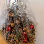 02.12.2021. Sandomierz. Na zdjęciu: stroiki, bombki z różnych materiałów, choinki oraz inne elementy dekoracyjne przygotowane przez rodziców i uczniów Katolickiego Liceum Ogólnokształcącego i Szkoły Podstawowej im. św. Królowej Jadwigi / Grażyna Szlęzak-Wójcik / Radio Kielce